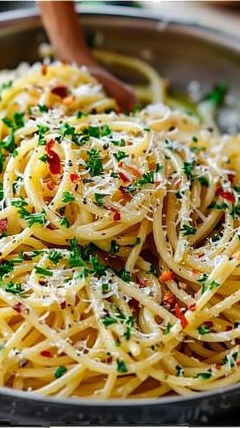 Quick Italian Pasta with Garlic Olive Oil Sauce 2 Quick Italian pasta with garlic olive oil sauce in a bowl