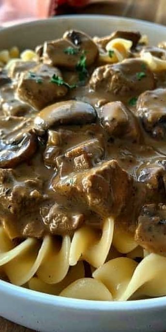 Slow Cooker Beef Stroganoff (Easy)