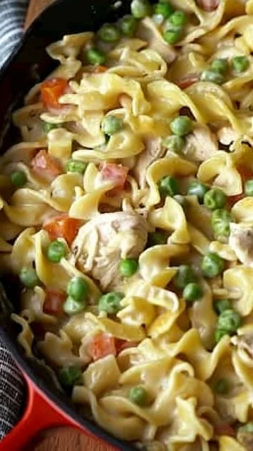 Delicious Chicken Pot Pie with Noodles, warm and comforting dish with chicken and vegetables
