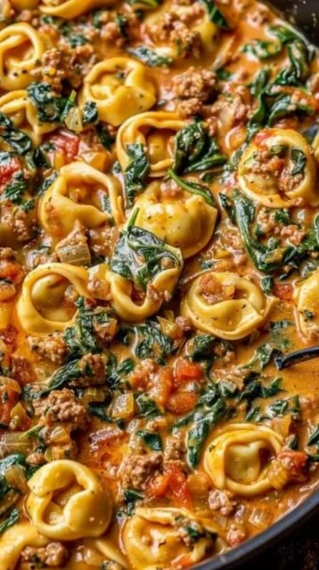 Spinach Tomato Tortellini 3 A serving of delicious Spinach Tomato Tortellini topped with fresh herbs.