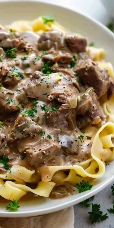 Beef Stroganoff (Easy One-Pot Recipe) 4 Delicious beef stroganoff served in a bowl with noodles and mushrooms