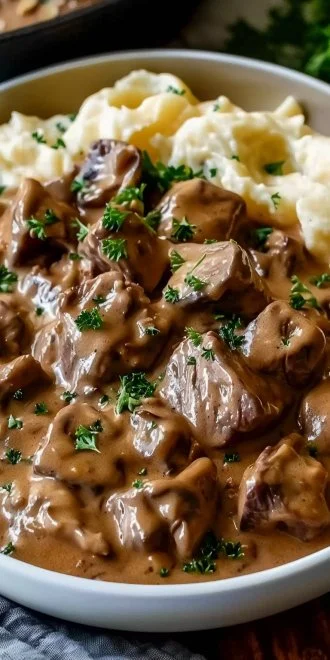 Irresistibly Creamy Slow Cooker Beef Stroganoff Delight